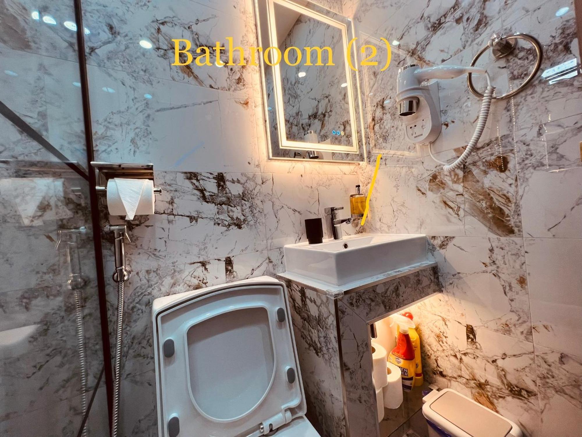 Apartment Urban Escape 4bedroom House- With Free Private Parking - *