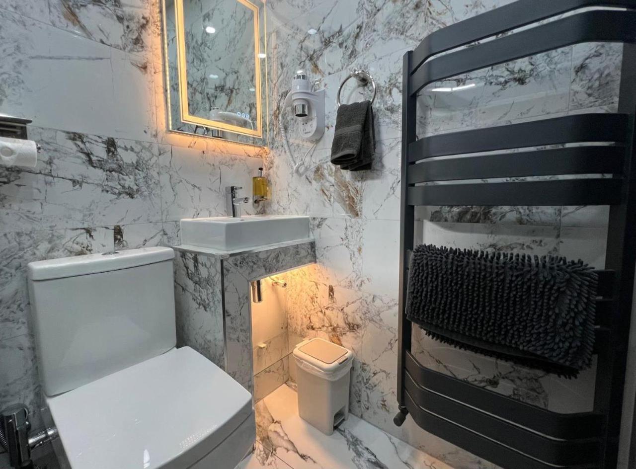 Urban Escape 4bedroom House- With Free Private Parking - Apartment *