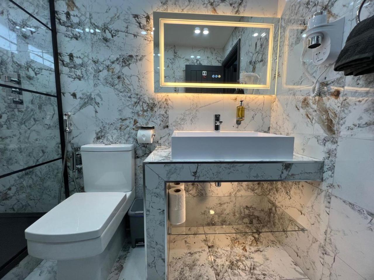 Apartment Urban Escape 4bedroom House- With Free Private Parking - *