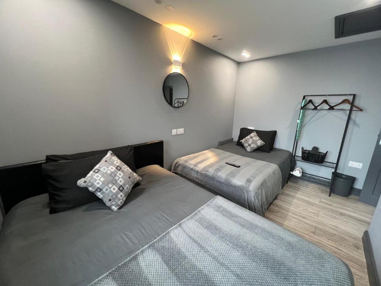 Apartment Urban Escape 4bedroom House- With Free Private Parking - *