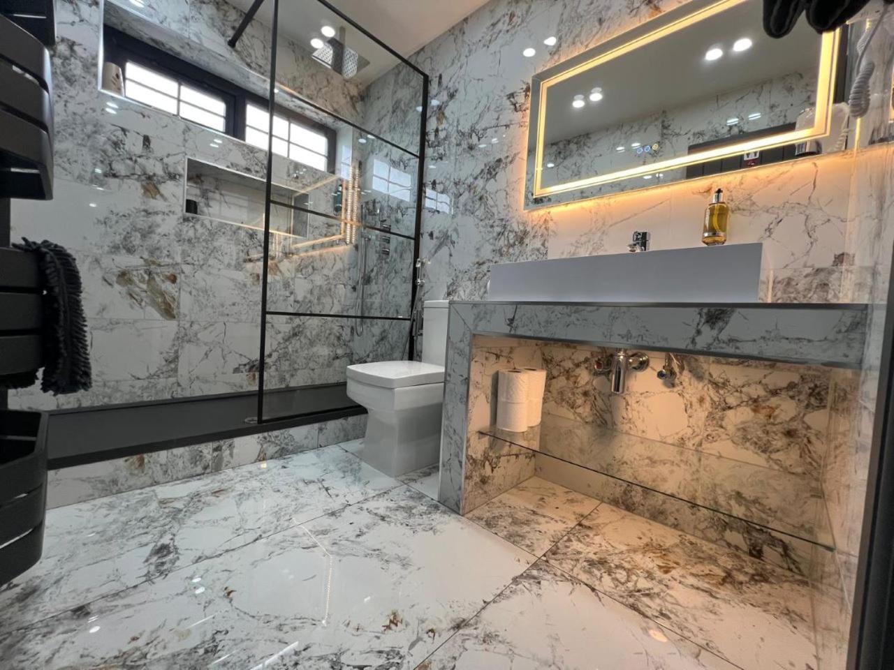 Urban Escape 4bedroom House- With Free Private Parking - Apartment Birmingham