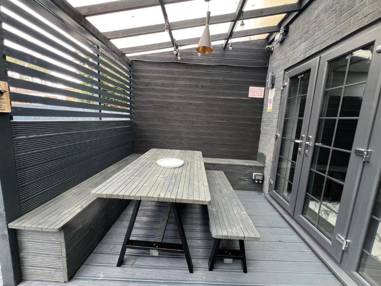 Urban Escape 4bedroom House- With Free Private Parking - *