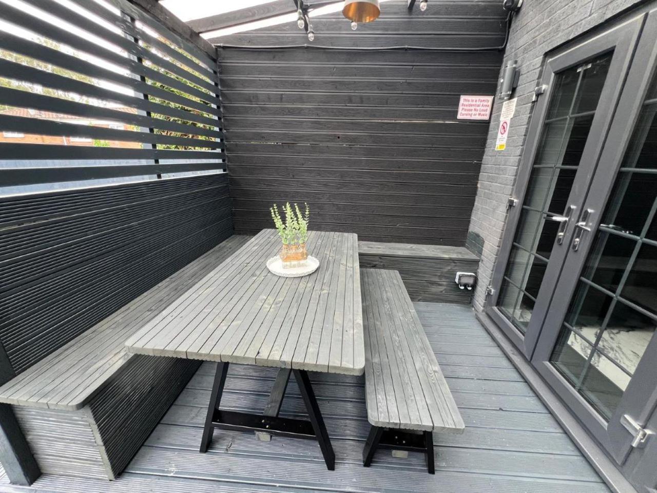 Urban Escape 4bedroom House- With Free Private Parking - Apartment *