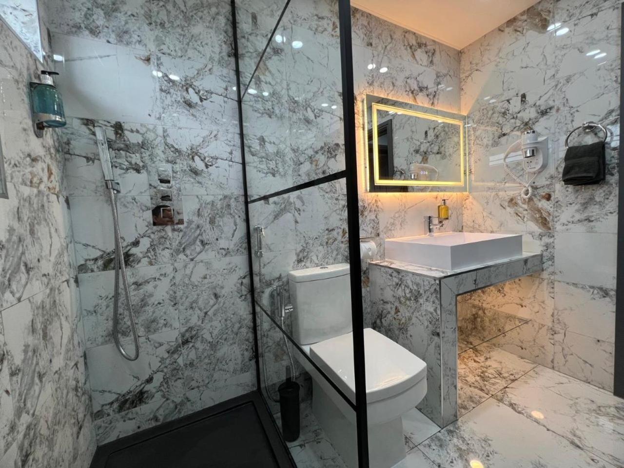 Apartment Urban Escape 4bedroom House- With Free Private Parking -