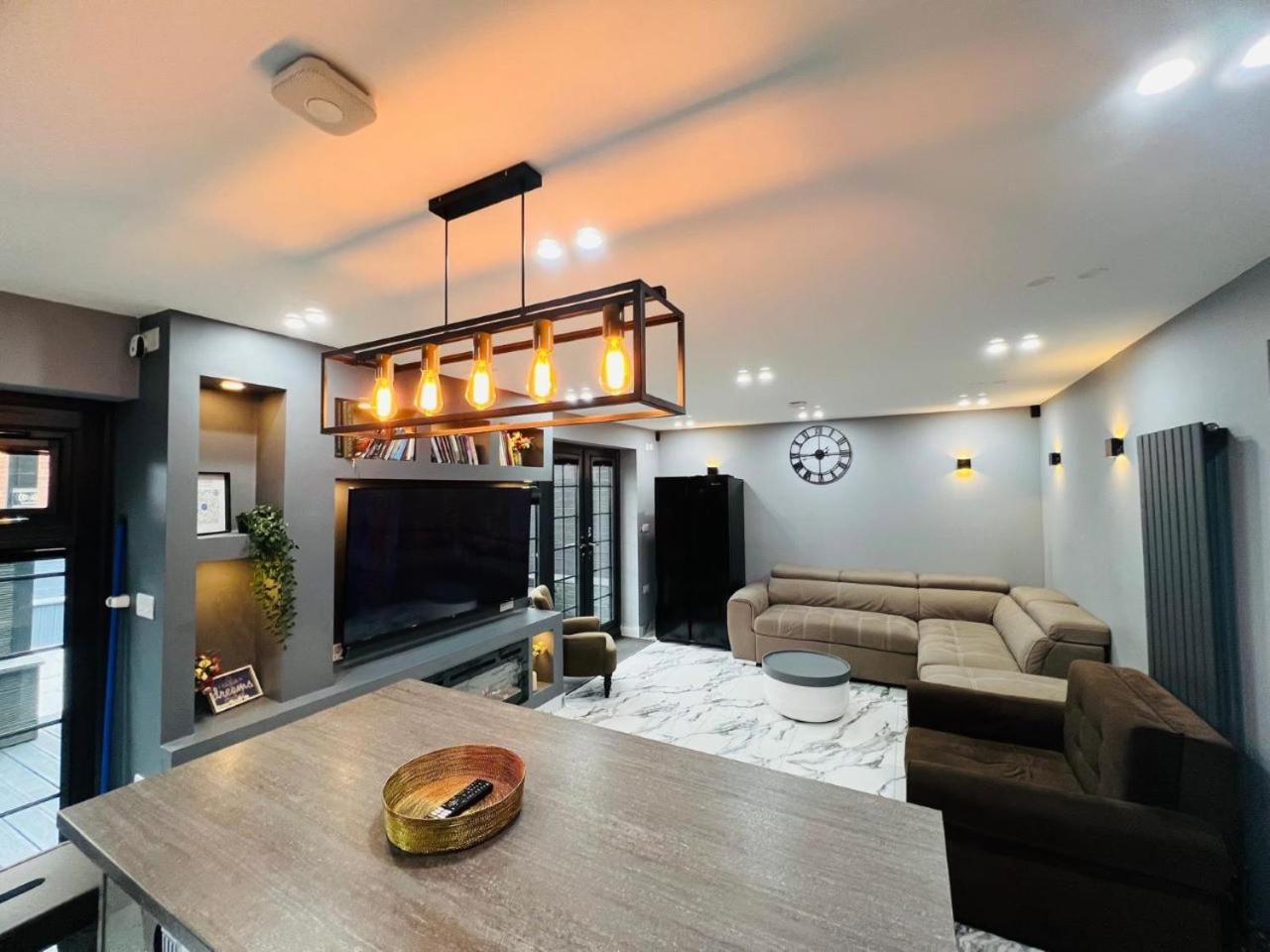 Urban Escape 4bedroom House- With Free Private Parking -