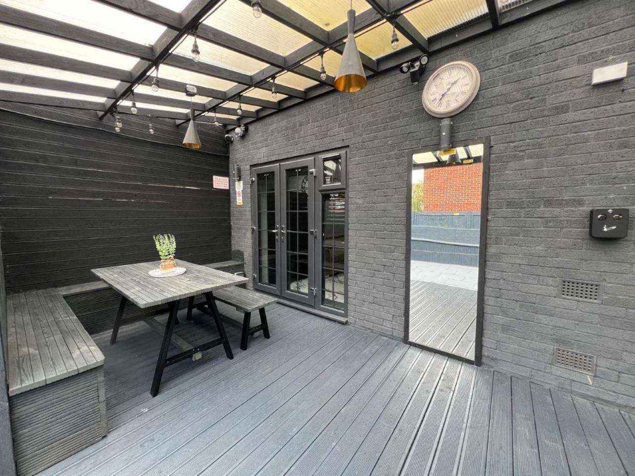 Urban Escape 4bedroom House- With Free Private Parking - Apartment