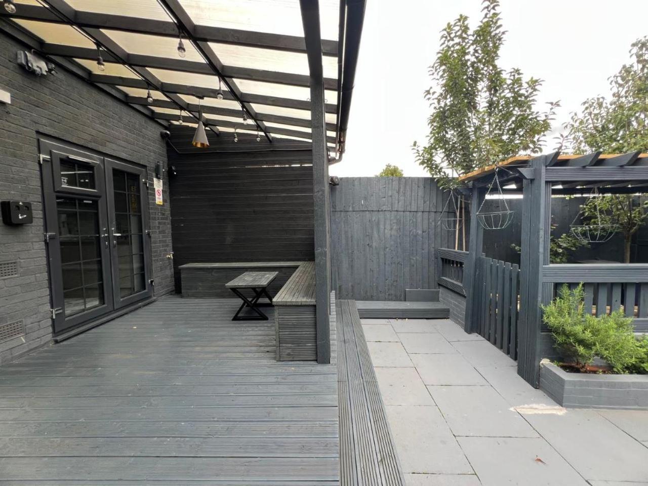 Apartment Urban Escape 4bedroom House- With Free Private Parking - *