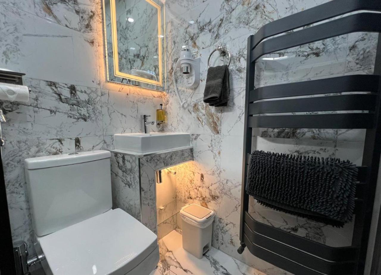 Urban Escape 4bedroom House- With Free Private Parking -