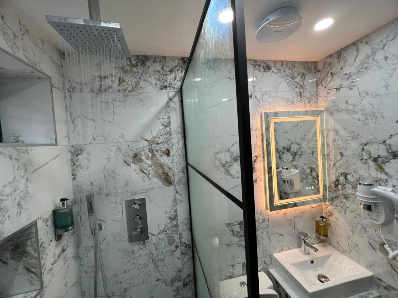 Urban Escape 4bedroom House- With Free Private Parking - Apartment